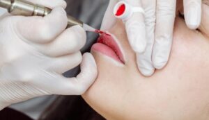 Vì sao chuyên viên cần “vẽ dáng môi” trước khi phun?