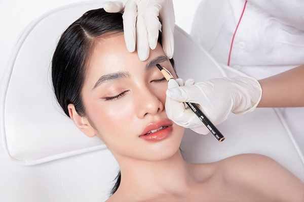 Điêu khắc chân mày nữ có đau không? 2 nen phun tan bot hay dieu khac long may 2