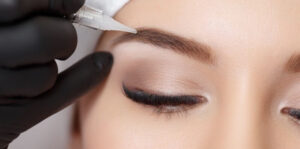 Cách xem ngày tốt đi xăm chân mày năm 2025