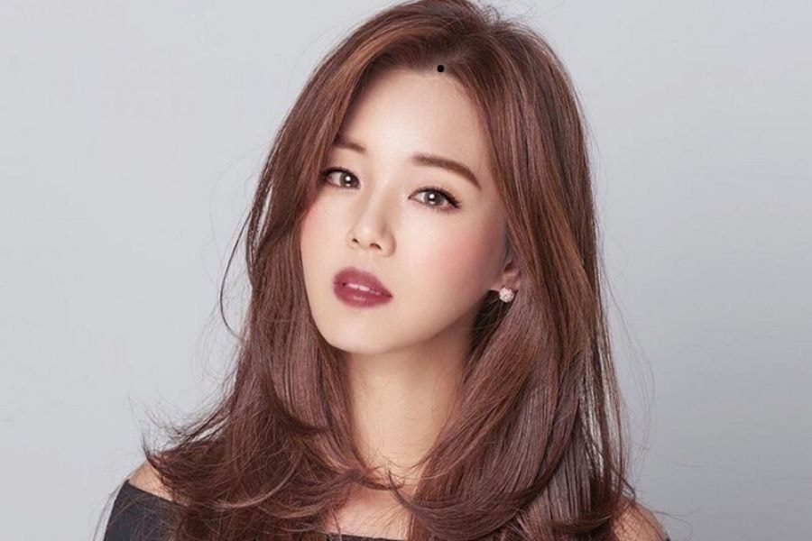 Nốt ruồi trong tóc có ý nghĩa gì? Xem ngay để hiểu rõ bản thân Lời mở đầu 1 Người có nốt ruồi trên trán gần chân tóc thường có tố chất lãnh đạo