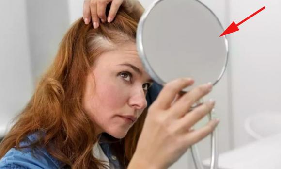 Chân Mày Trổ Tím Là Gì? Nguyên Nhân, Tác Hại 1 Chân mày trổ tím khiến nhiều chị em mất tự tin khi nhìn vào gương
