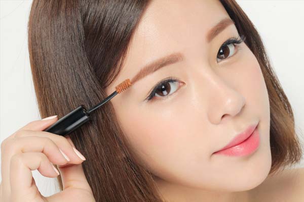 Phun lông mày ngang màu nâu tây có đẹp không? Xu hướng trẻ trung, tự nhiên cho gương mặt hiện đại 1 Phun lông mày ngang màu nâu tây có đẹp không?