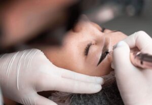 3 dáng mày giúp gương mặt sang hơn: bí mật khiến phụ nữ hiện đại trở nên cuốn hút 4 phun may 2 1024x709 1