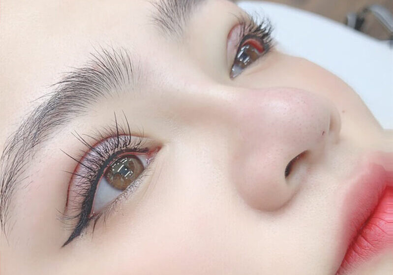 Phun mí mắt có bị già không? Lưu ý quan trọng 4 phun mi mat co bi gia khong 4 e1758276438640