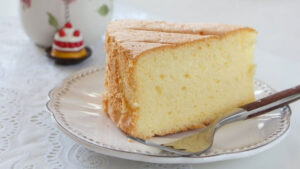 Phun môi ăn bánh bông lan