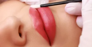 7 ngày sau phun môi: Mỗi ngày nên làm gì để môi lên màu “đúng bài” 5 phun moi an banh bong lan duoc khong 2 684668c50d4d4 e1757583200248