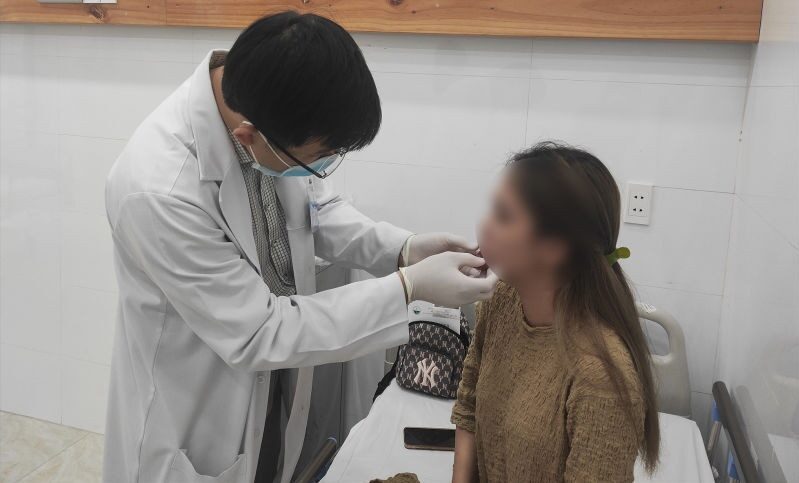Nguyên nhân phun môi bị chảy nước mô và cách khắc phục 3 phun moi bi chay nuoc mo 3 e1757652194230