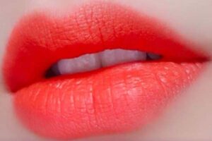 Phun môi collagen màu đỏ cam