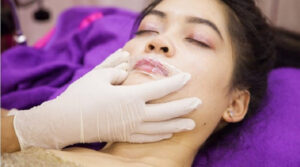 Ủ tê phun xăm có đau không? Giải đáp chi tiết cho người lần đầu làm đẹp