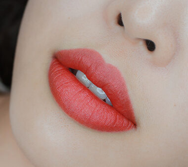 Màu môi giúp răng trông trắng hơn – sự thật ít ai biết 3 Phun môi màu đỏ Cherry