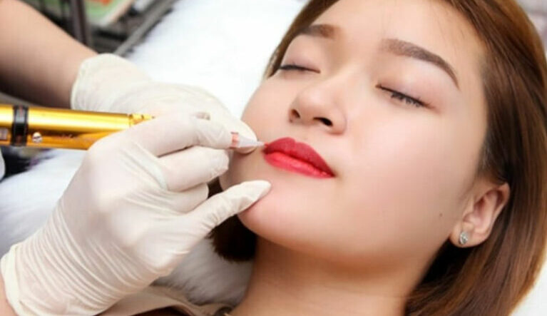 Trang điểm phong cách Tây cực sang khi sở hữu đôi môi phun môi màu đỏ gạch 5 phun moi mau do gach 6 768x511 1 e1757919724230
