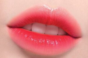Môi dày nên phun màu gì