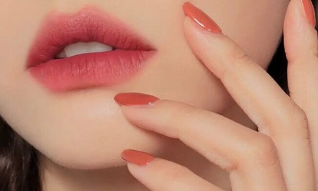Xăm môi màu hồng đất cho nàng đôi môi gợi cảm và quyến rũ 2 phun moi mau hong dat2 e1757835932129