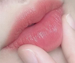 Phun môi màu hồng baby mà bong xong lại ra màu nâu đất – vì sao?