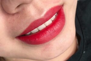 Phun môi màu đỏ gạch