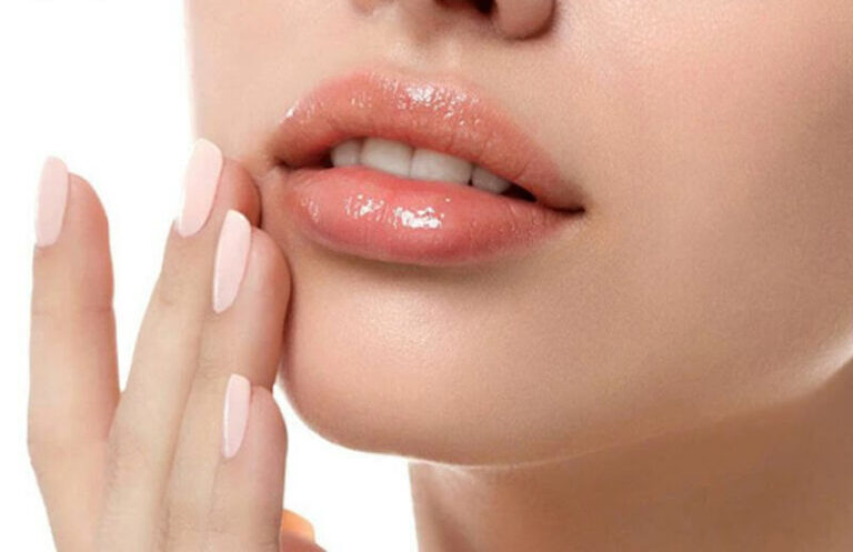 Môi thâm dùng son màu gì? 6 màu son ĐẸP cho môi thâm 8 phun moi mau nude 13 768x576 1 e1757850891181