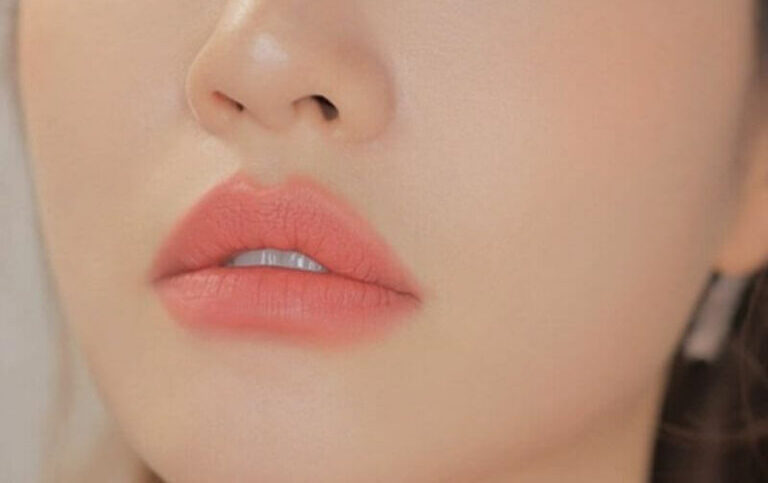 Phun môi màu nude – Xu hướng môi đẹp 2025 5 phun moi mau nude 7 768x576 1 e1757850739224