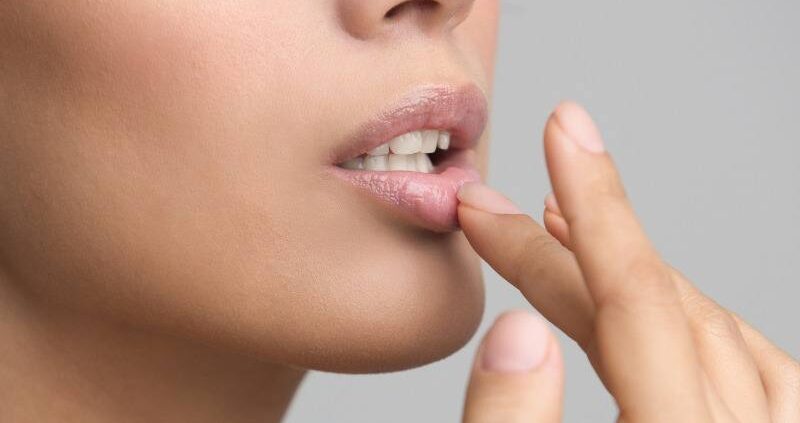 Phun môi phủ bóng Collagen là gì? Độ bóng giữ được bao lâu? 2 phun moi phu bong 2 67340e92ec01f e1757578931875