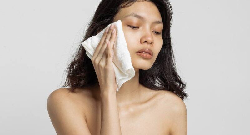 Phun môi phủ bóng Collagen là gì? Độ bóng giữ được bao lâu? 4 phun moi phu bong 5 67340e94eb47b e1757579031994