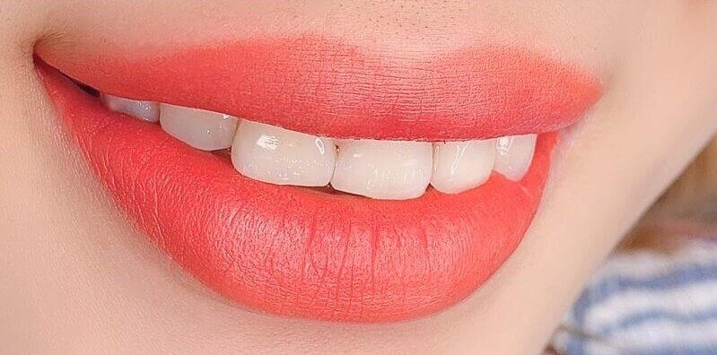 Trang điểm phong cách Tây cực sang khi sở hữu đôi môi phun môi màu đỏ gạch 10 phun moi vi cham 6 66838a3467561 e1757573802471