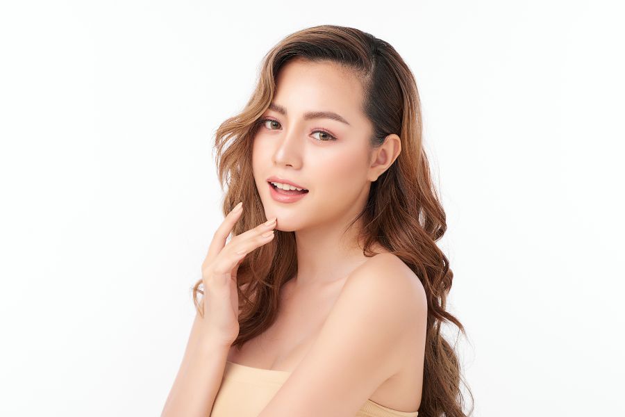 Da ngăm hợp phun lông mày màu gì? Gợi ý 5 màu chuẩn tôn da, sang xịn và cuốn hút 2 phun xam long may mau nau socola giu duoc bao lau