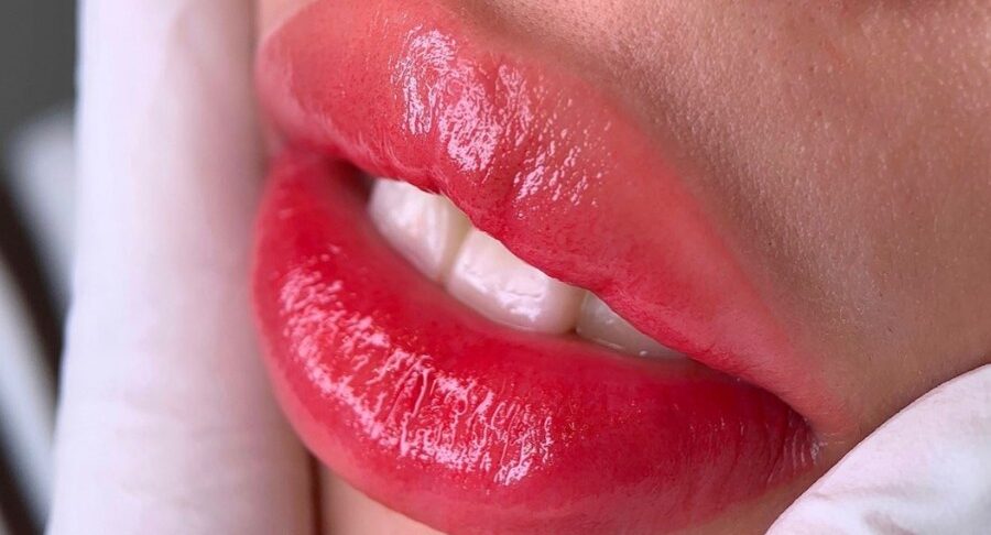 Bảng màu phun môi đẹp phù hợp xu hướng cuối năm 2025 2 Phun xăm môi màu đỏ tươi