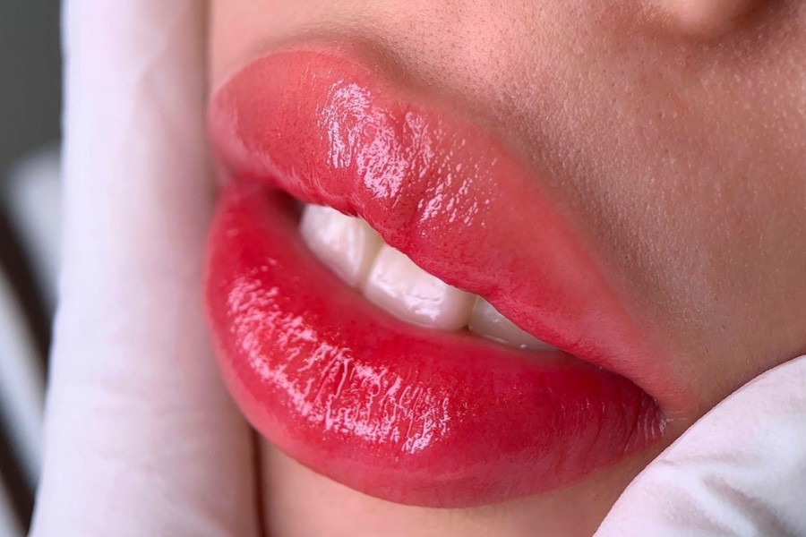 Phun xăm môi màu đỏ tươi