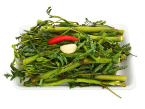 Xăm môi ăn rau nhút