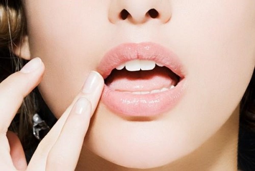 Có nên bôi mật ong sau khi phun môi? Cách bôi đúng chuẩn 3 sau khi phun moi nen boi gi