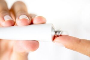 xóa xăm bôi thuốc