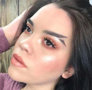 đuôi lông mày vểnh lên trên