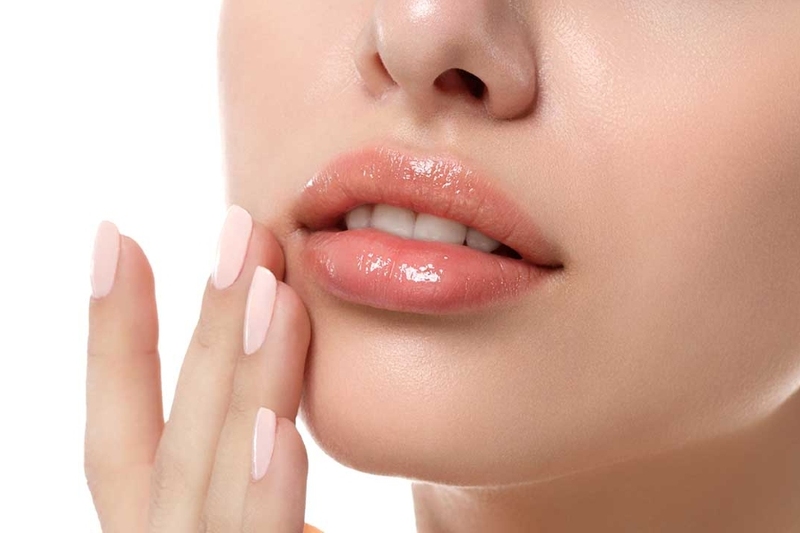 Tại sao phun môi cần kiểm tra độ ẩm da trước khi thực hiện? 3 xăm môi bôi son dưỡng