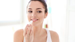 Môi khử xong có thể đánh son dưỡng màu không?