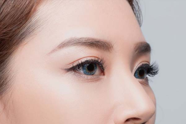 Xăm lông mày màu nâu khói có bị già không? Có nên làm không? 1 tan bot long may mau nau khoi
