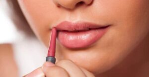 viền môi bị lệch