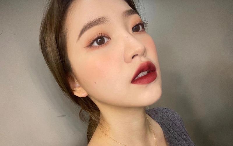 Phun môi màu đỏ rượu hợp tuổi nào để tôn da rạng rỡ? 2 trang diem khoi voi tone mau do ruou 1276181