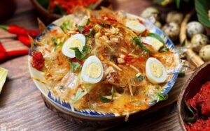 Xăm môi ăn bánh tráng trộn