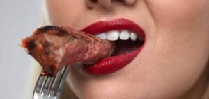 Xăm môi ăn cơm với gì? Sau khi xăm môi nên ăn thịt gì?