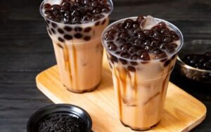 Xăm môi uống trà sữa