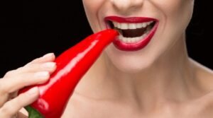 Phun môi ăn tương ớt