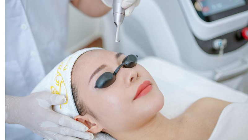 Hút mực xăm lông mày bằng laser Hút mực xăm lông mày bằng laser