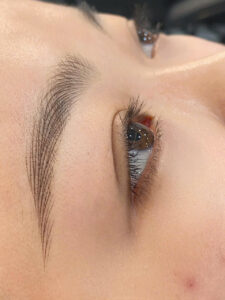 Khắc phục chân mày lệch bằng phun xăm Hairstroke