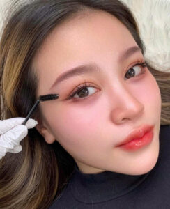 Xăm mày bao lâu thì bôi thuốc mỡ để giữ màu chân mày đẹp nhất là thắc mắc của nhiều chị em