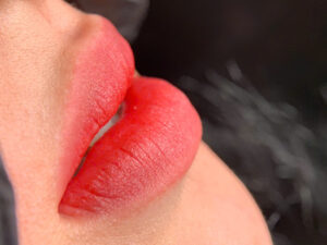 Phun môi xong có ăn cay/ uống nước lạnh được không?