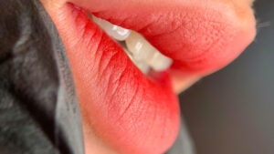 Phun môi xong nhìn già hơn: Do tay nghề hay do bạn chọn sai màu?