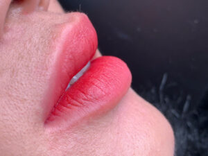 Phun môi theo tone da: Làm sao chọn màu đúng mà không bị ‘dừ’?