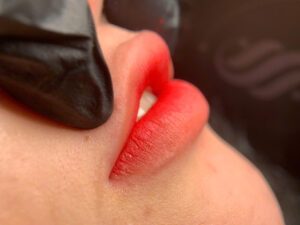 Phun môi bao lâu thì được đánh son lì mà không sợ bệt màu?