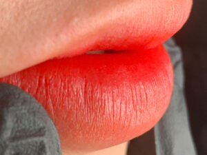 Phun môi xong bao lâu thì được đánh son mà không làm hỏng màu?