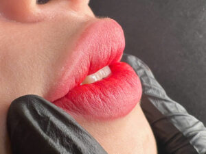 Vì sao phun môi xong nhìn nhạt nhưng vài tuần sau lại lên màu đẹp?