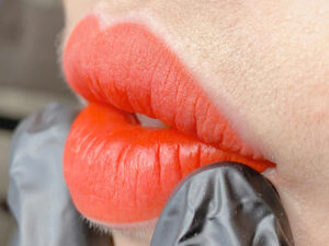 Phun môi có thật sự làm môi bớt già hơn không?